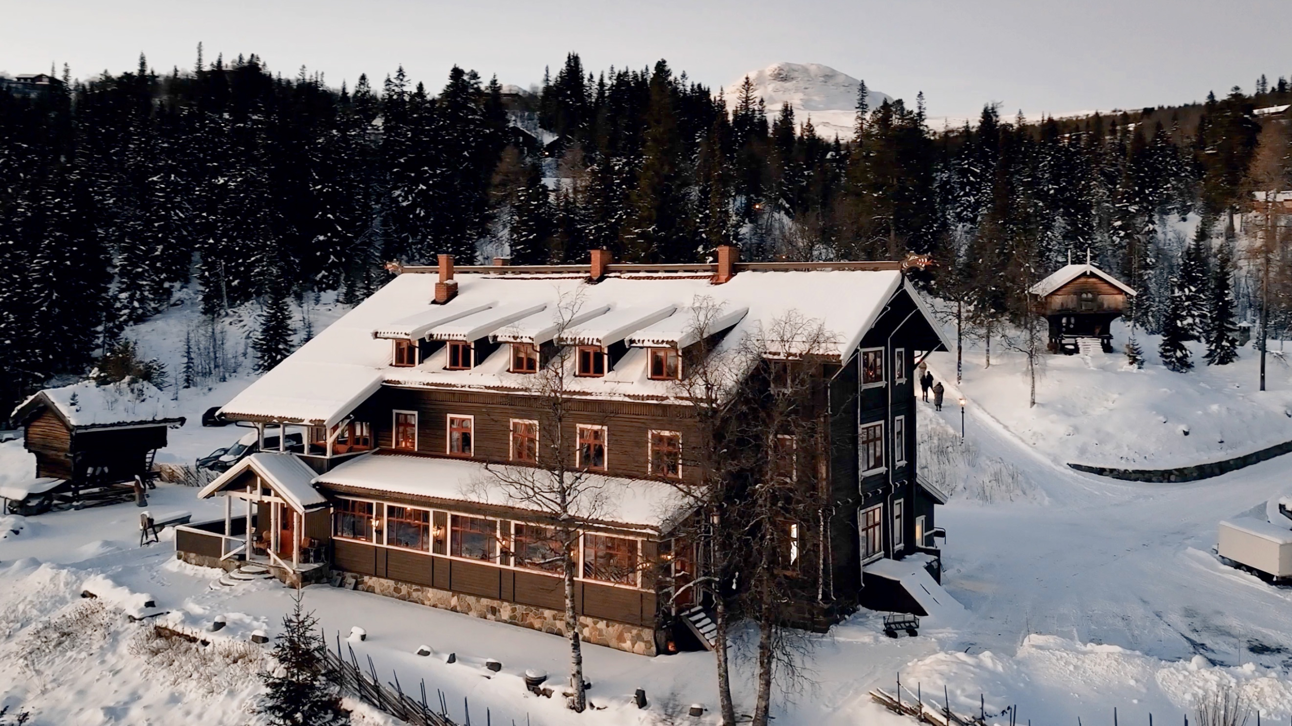 Tuddal Høyfjellshotell i gylden time