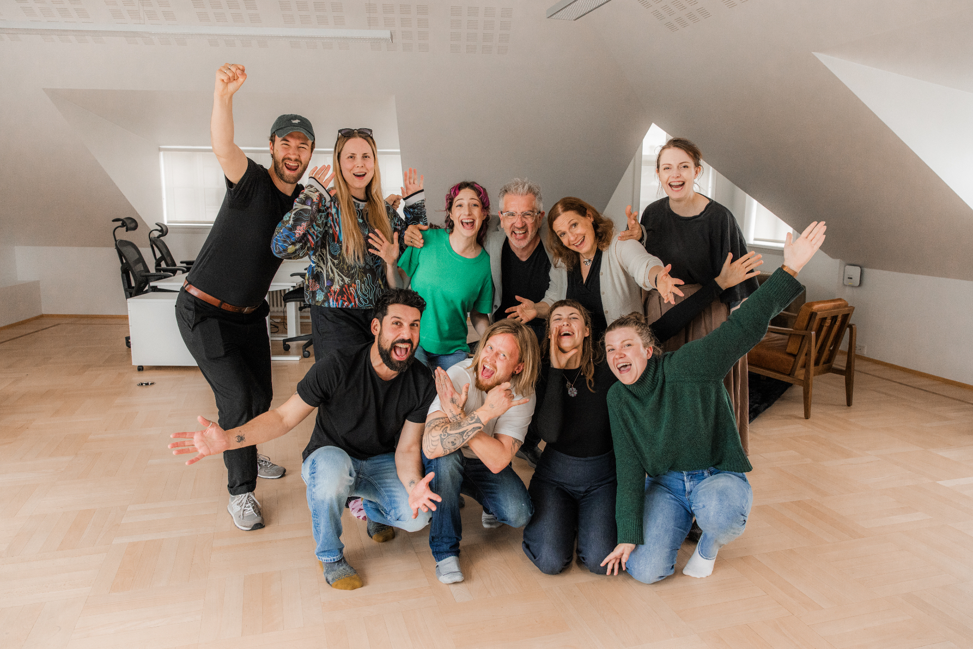 En glad gruppe workshop-deltakere som feirer sammen